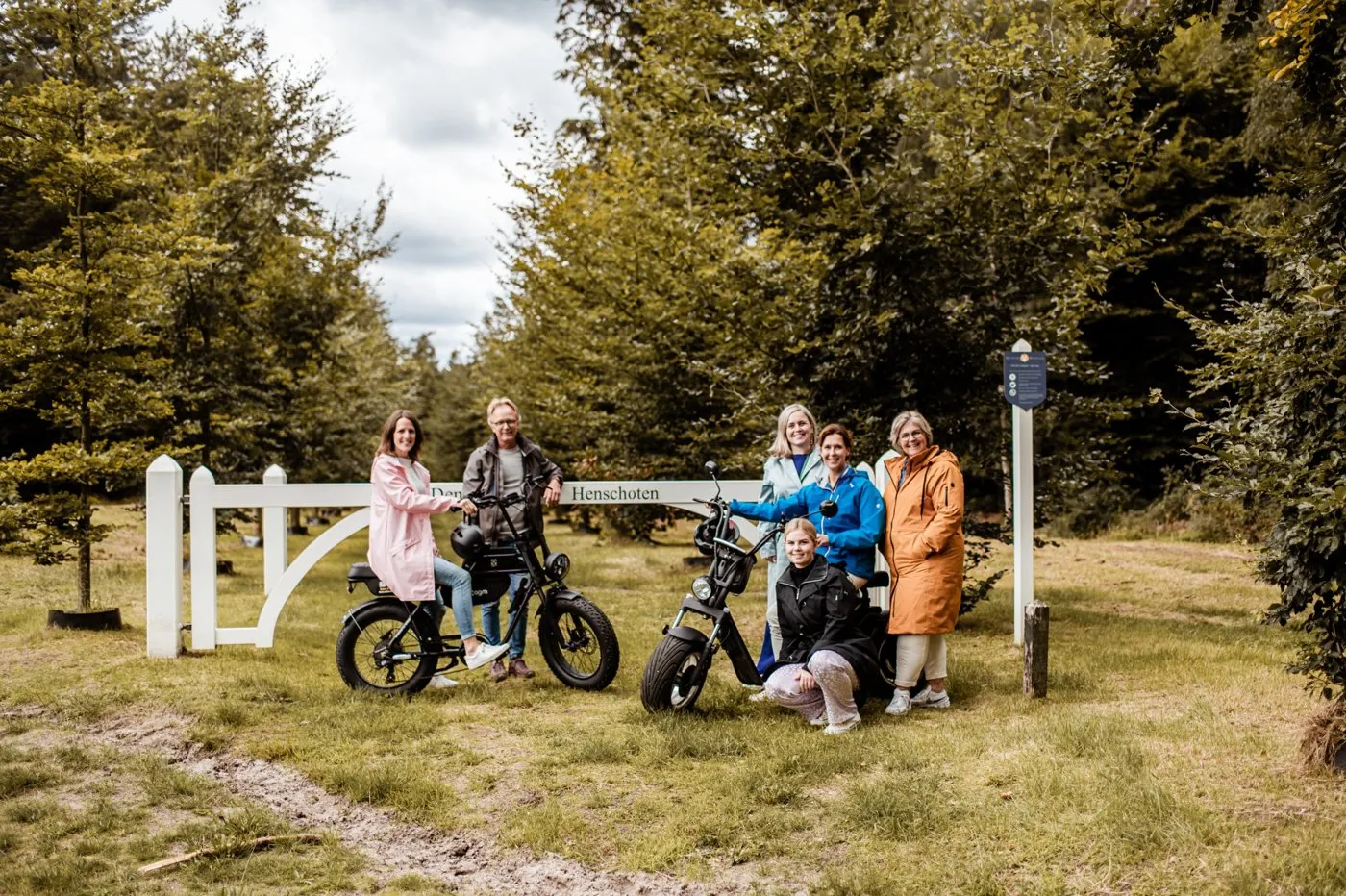Groep collega's op e-Choppers en een e-Fatbike in het bos