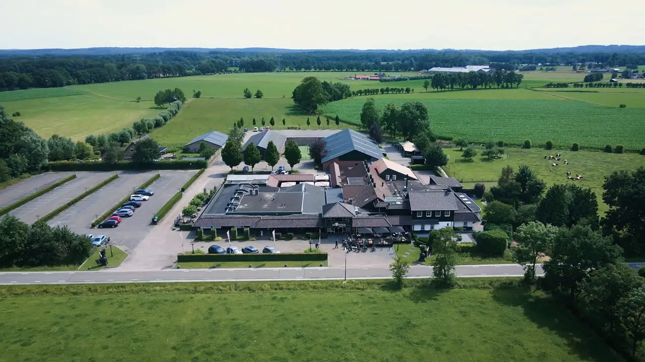 Luchtfoto van Woudenberg met weilanden en bossen, eerste beeld van de video